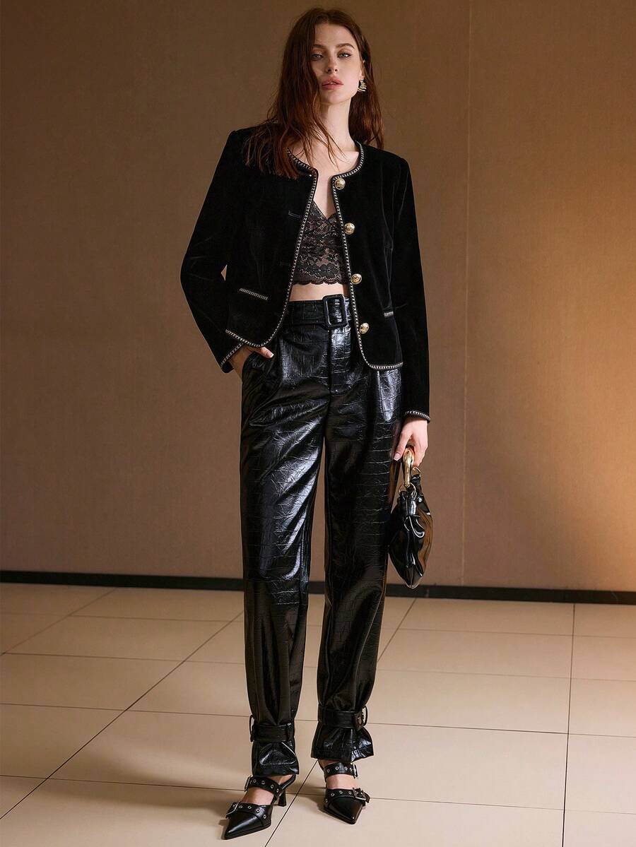 Jaqueta Feminina Veludo Preto com Botões Dourados – Elegante Premium Noite | Boutique do Encanto