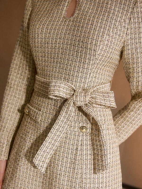 Vestido Feminino Curto Tweed co Gola Keyhole e Bainha Plissada - Premium