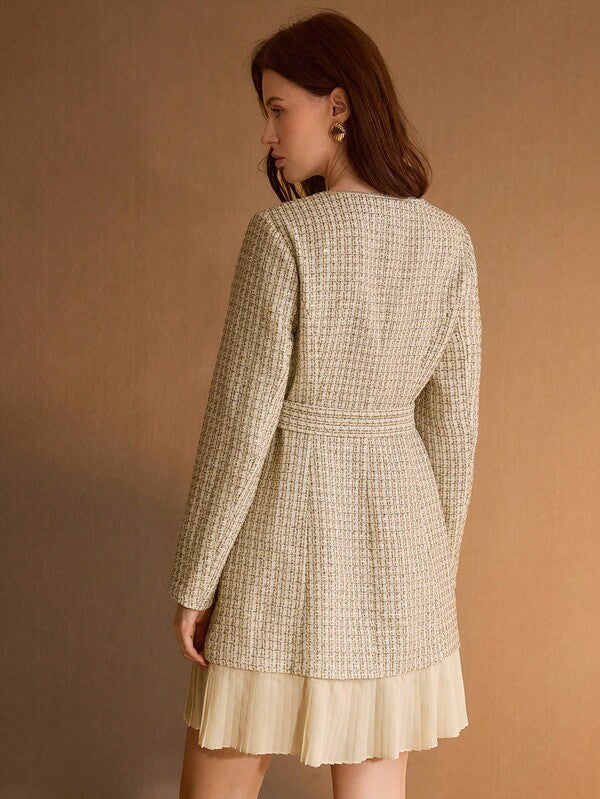 Vestido Feminino Curto Tweed co Gola Keyhole e Bainha Plissada - Premium