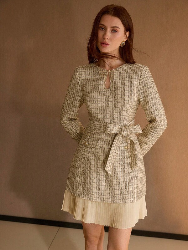 Vestido Feminino Curto Tweed co Gola Keyhole e Bainha Plissada - Premium