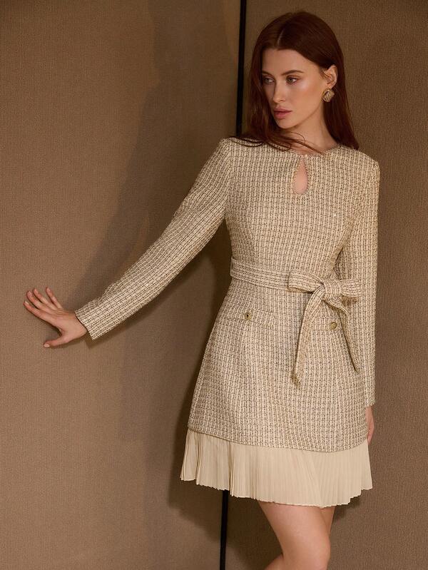 Vestido Feminino Curto Tweed co Gola Keyhole e Bainha Plissada - Premium