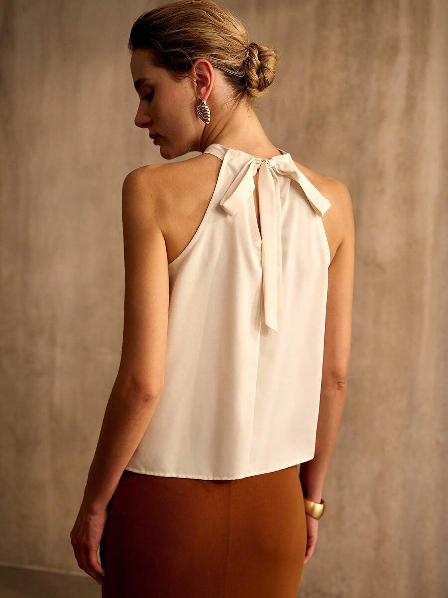 Top Feminina Premium - Gola Halter com Detalhe Metálico