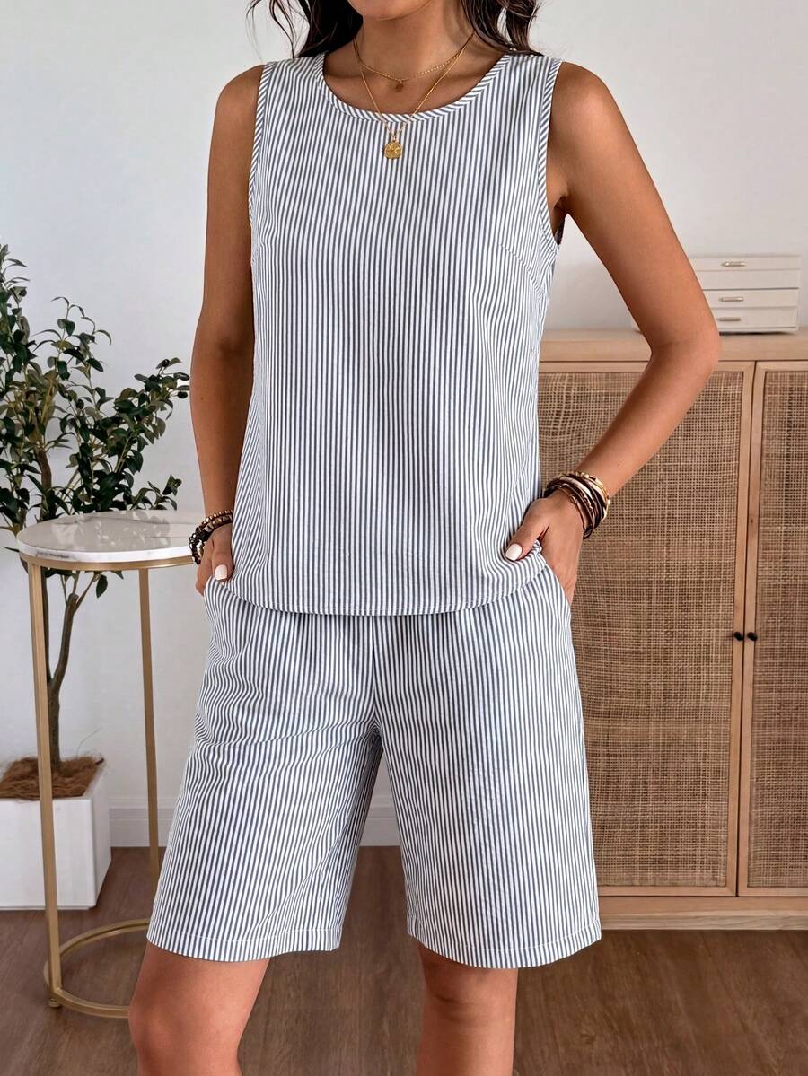 Conjunto Casual Feminino - Regata e Shorts Listrados