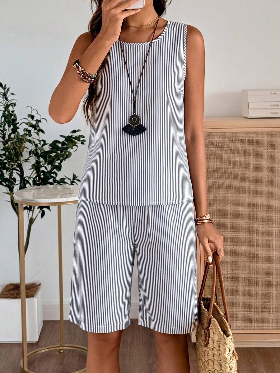 Conjunto Casual Feminino - Regata e Shorts Listrados