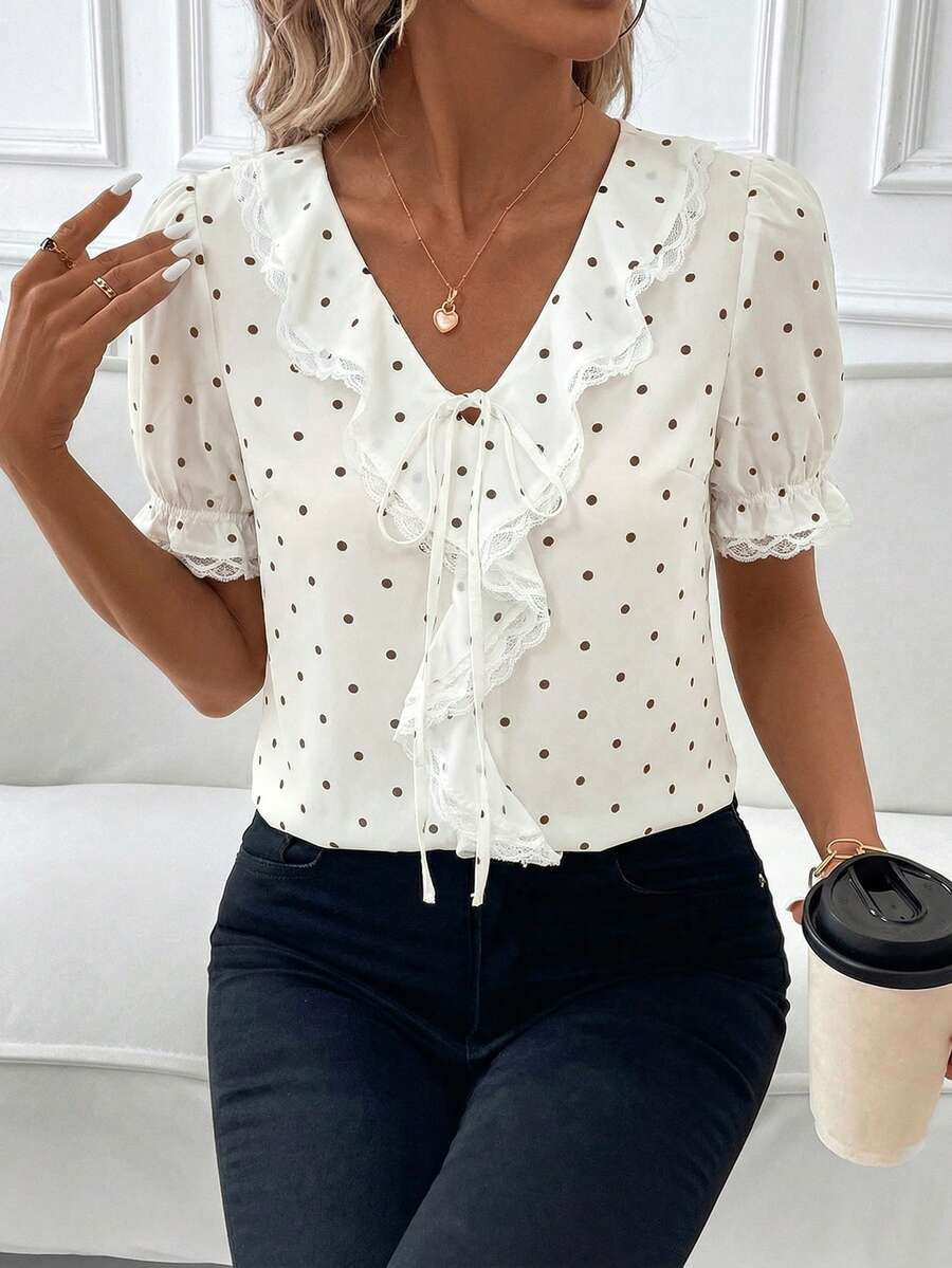 Blusa Casual Elegante - Gola de Renda e Acabamento Franzido