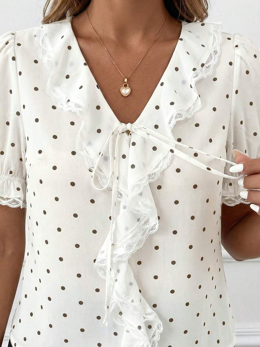 Blusa Casual Elegante - Gola de Renda e Acabamento Franzido