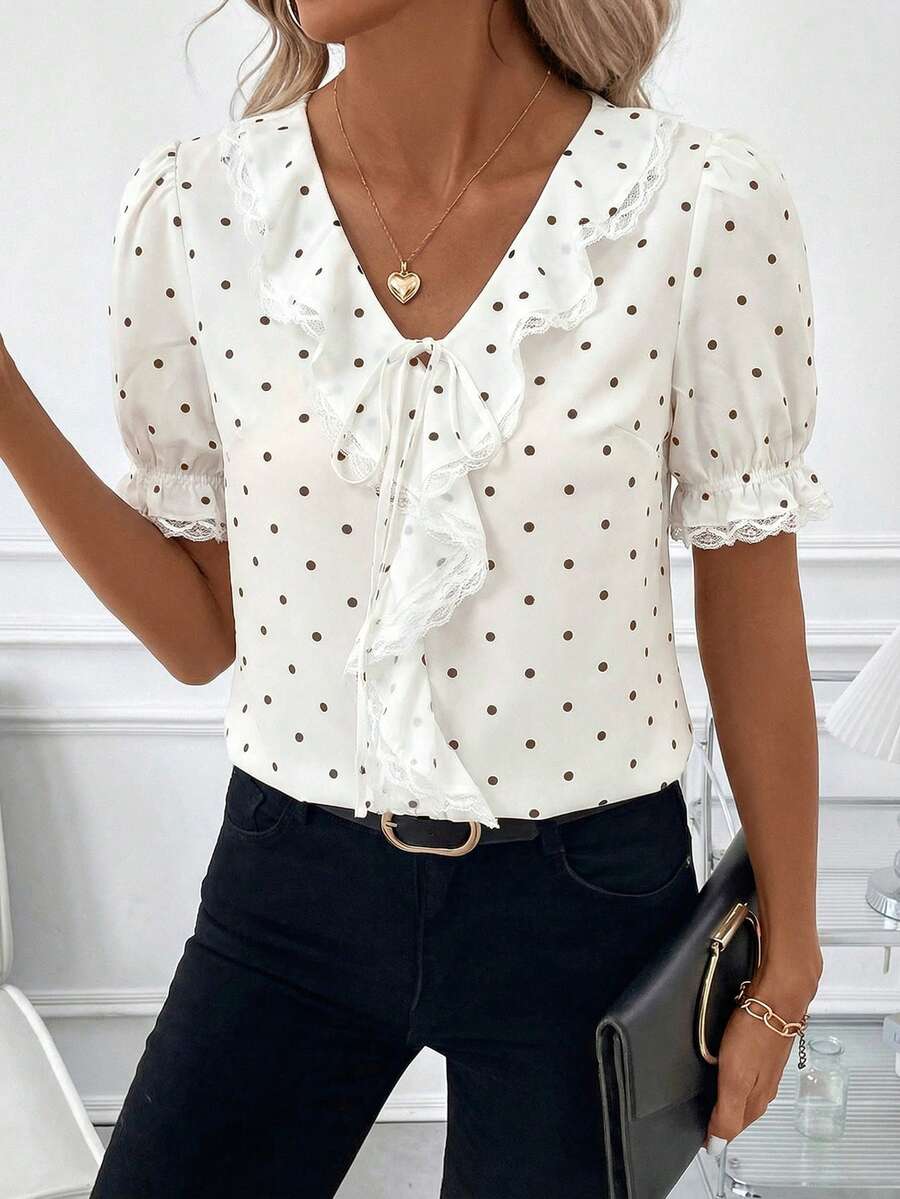 Blusa Casual Elegante - Gola de Renda e Acabamento Franzido