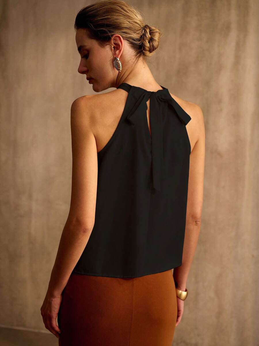 Top Feminina Premium - Gola Halter com Detalhe Metálico