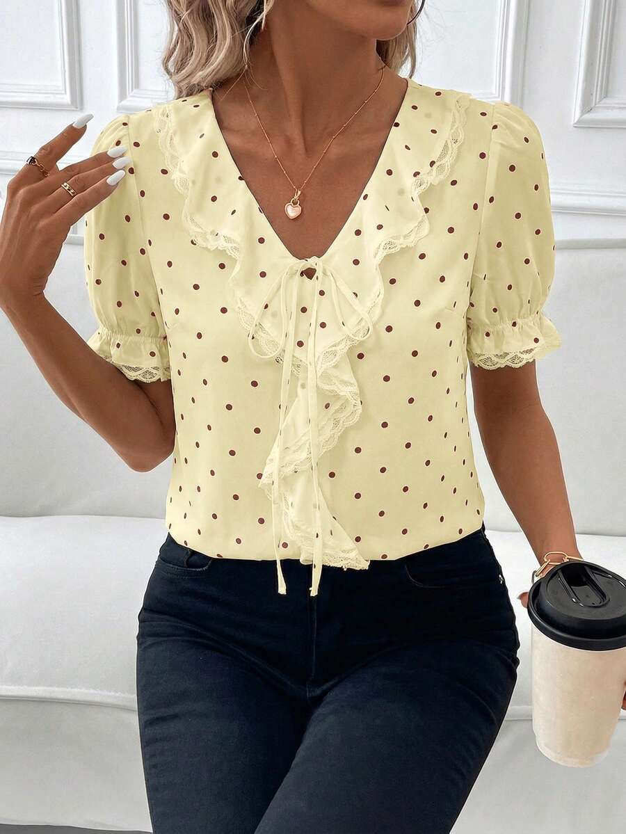 Blusa Casual Elegante - Gola de Renda e Acabamento Franzido