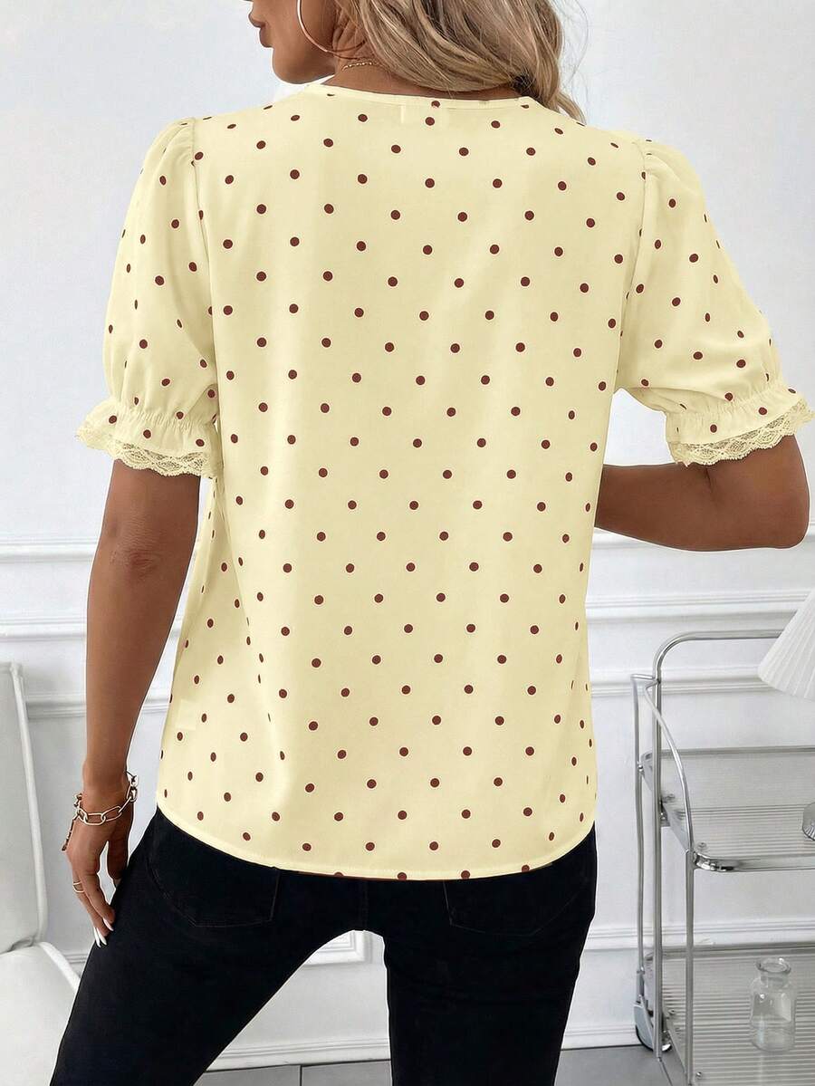 Blusa Casual Elegante - Gola de Renda e Acabamento Franzido