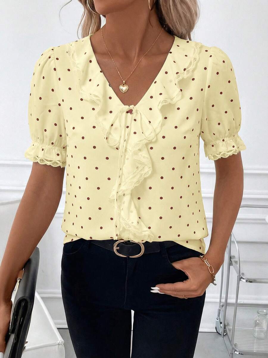 Blusa Casual Elegante - Gola de Renda e Acabamento Franzido