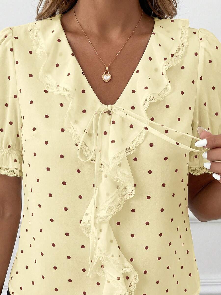 Blusa Casual Elegante - Gola de Renda e Acabamento Franzido