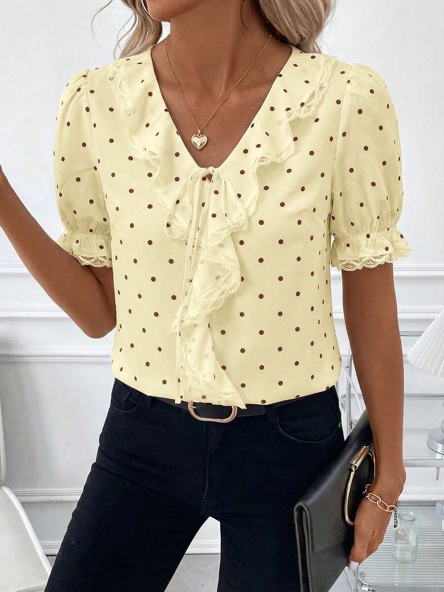 Blusa Casual Elegante - Gola de Renda e Acabamento Franzido