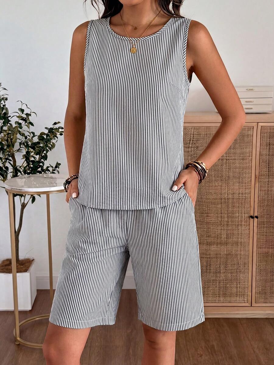 Conjunto Casual Feminino - Regata e Shorts Listrados