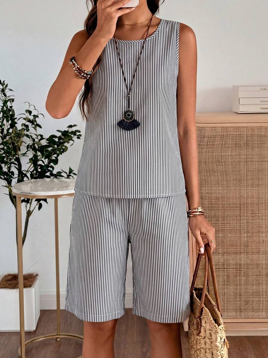 Conjunto Casual Feminino - Regata e Shorts Listrados