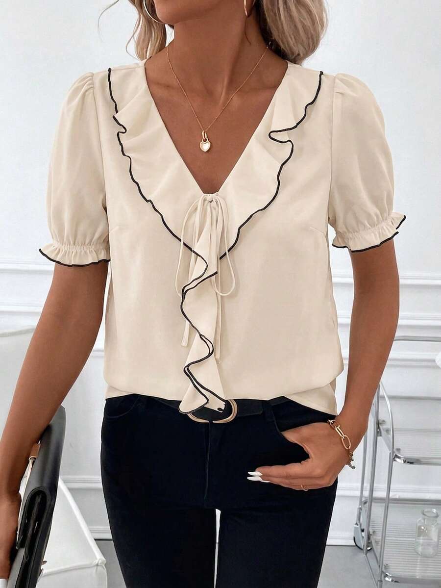 Blusa Casual Elegante - Gola de Renda e Acabamento Franzido