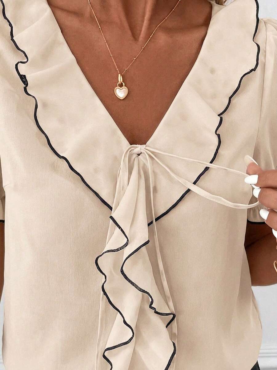 Blusa Casual Elegante - Gola de Renda e Acabamento Franzido
