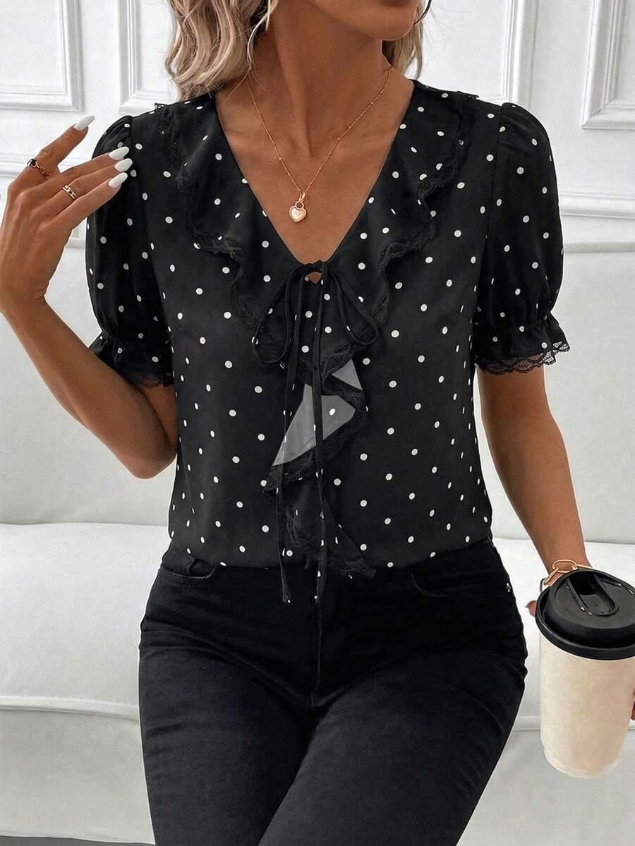 Blusa Casual Elegante - Gola de Renda e Acabamento Franzido