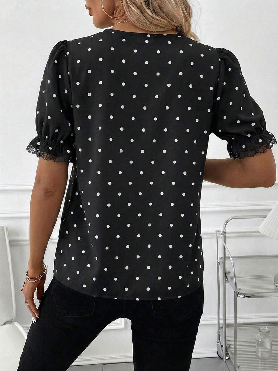 Blusa Casual Elegante - Gola de Renda e Acabamento Franzido