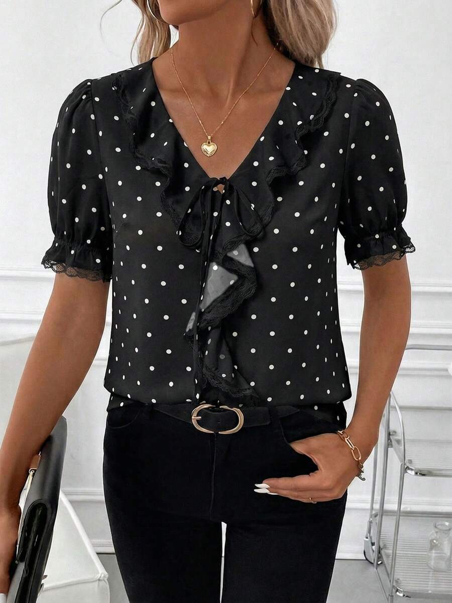 Blusa Casual Elegante - Gola de Renda e Acabamento Franzido