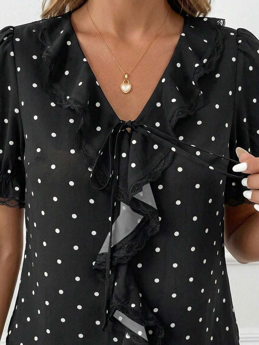 Blusa Casual Elegante - Gola de Renda e Acabamento Franzido