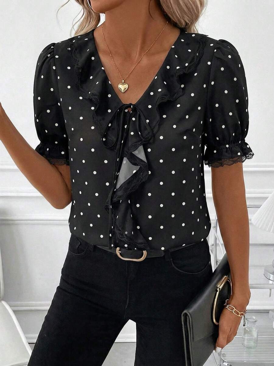 Blusa Casual Elegante - Gola de Renda e Acabamento Franzido