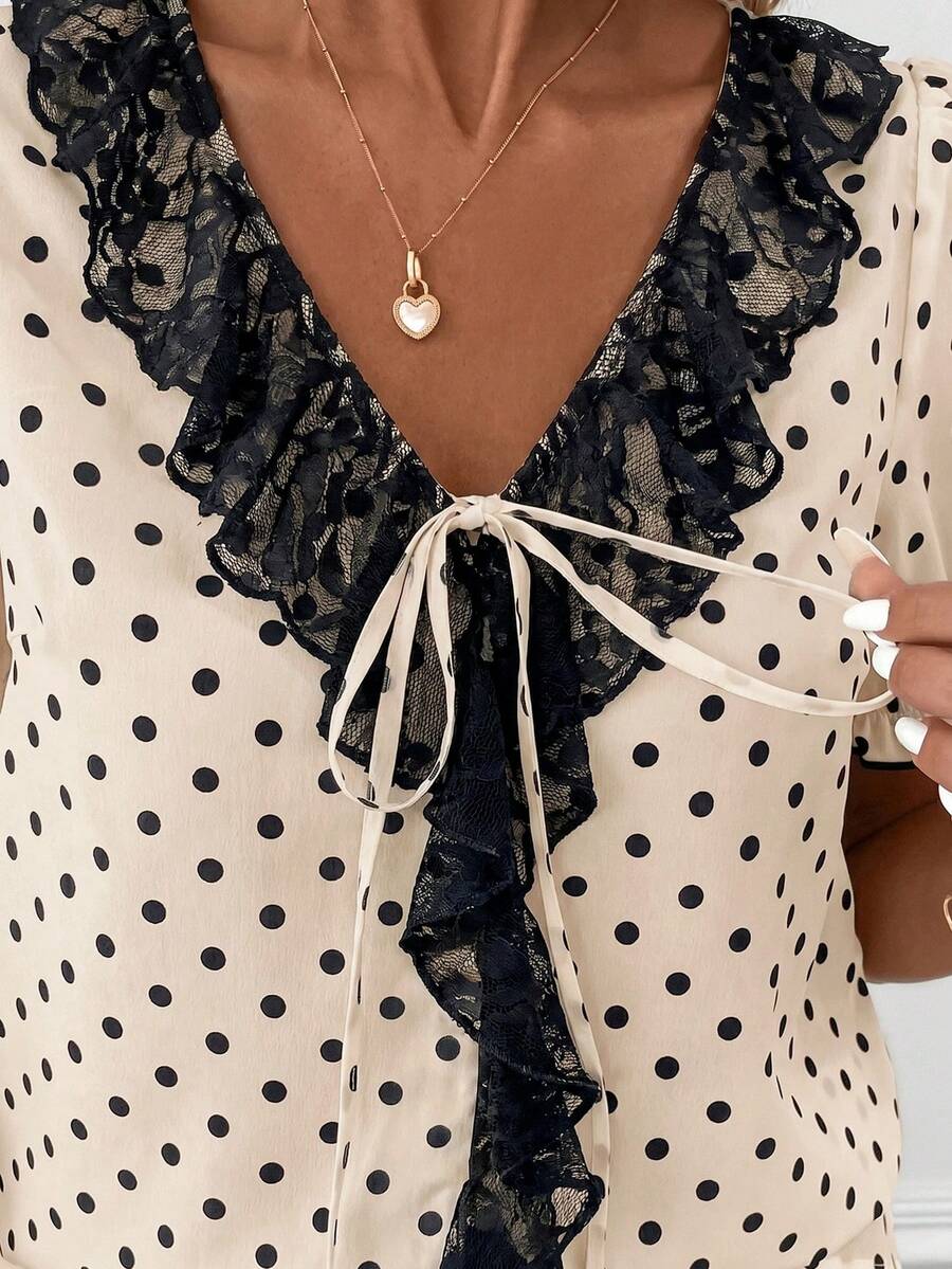 Blusa Casual Elegante - Gola de Renda e Acabamento Franzido