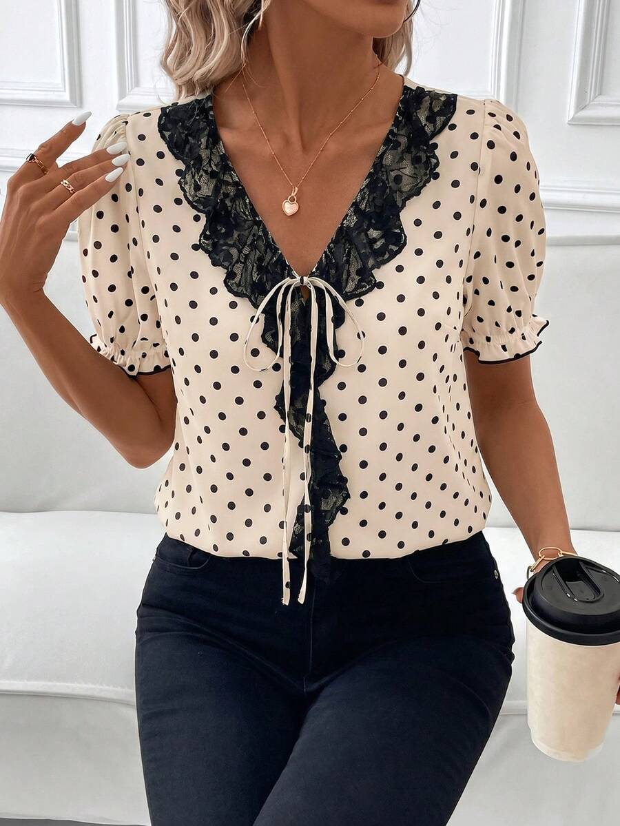 Blusa Casual Elegante - Gola de Renda e Acabamento Franzido