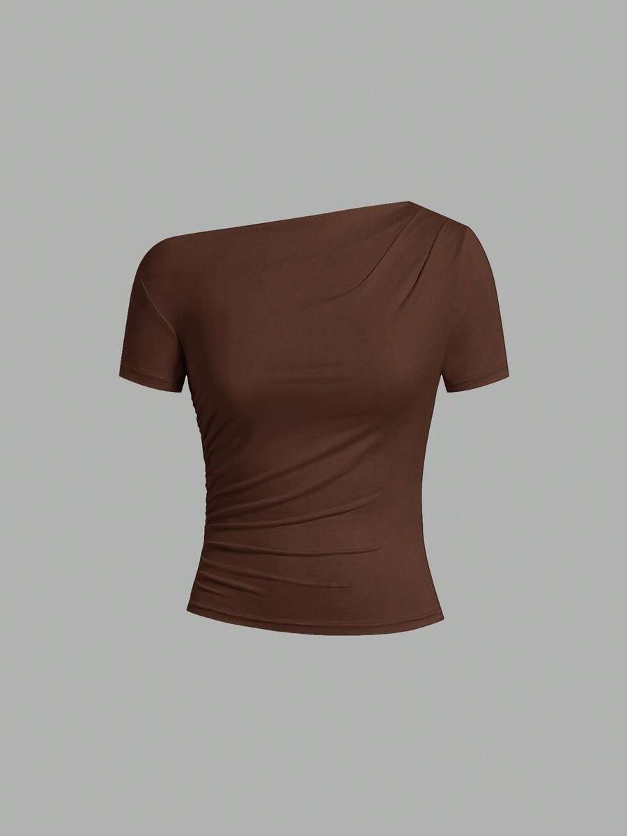 Camiseta Feminina Ajustada - Design Assimétrico e Manga Curta