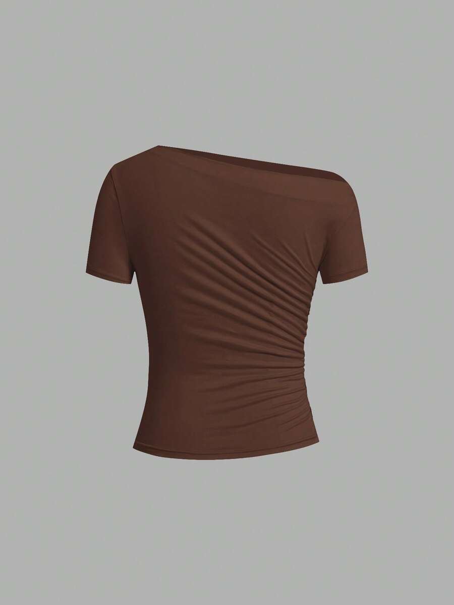 Camiseta Feminina Ajustada - Design Assimétrico e Manga Curta