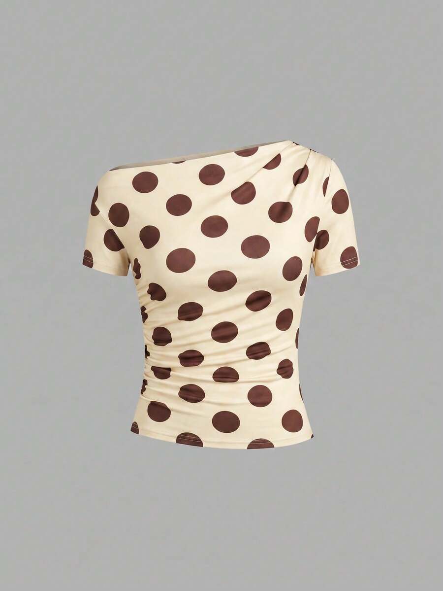 Camiseta Feminina Ajustada - Design Assimétrico e Manga Curta