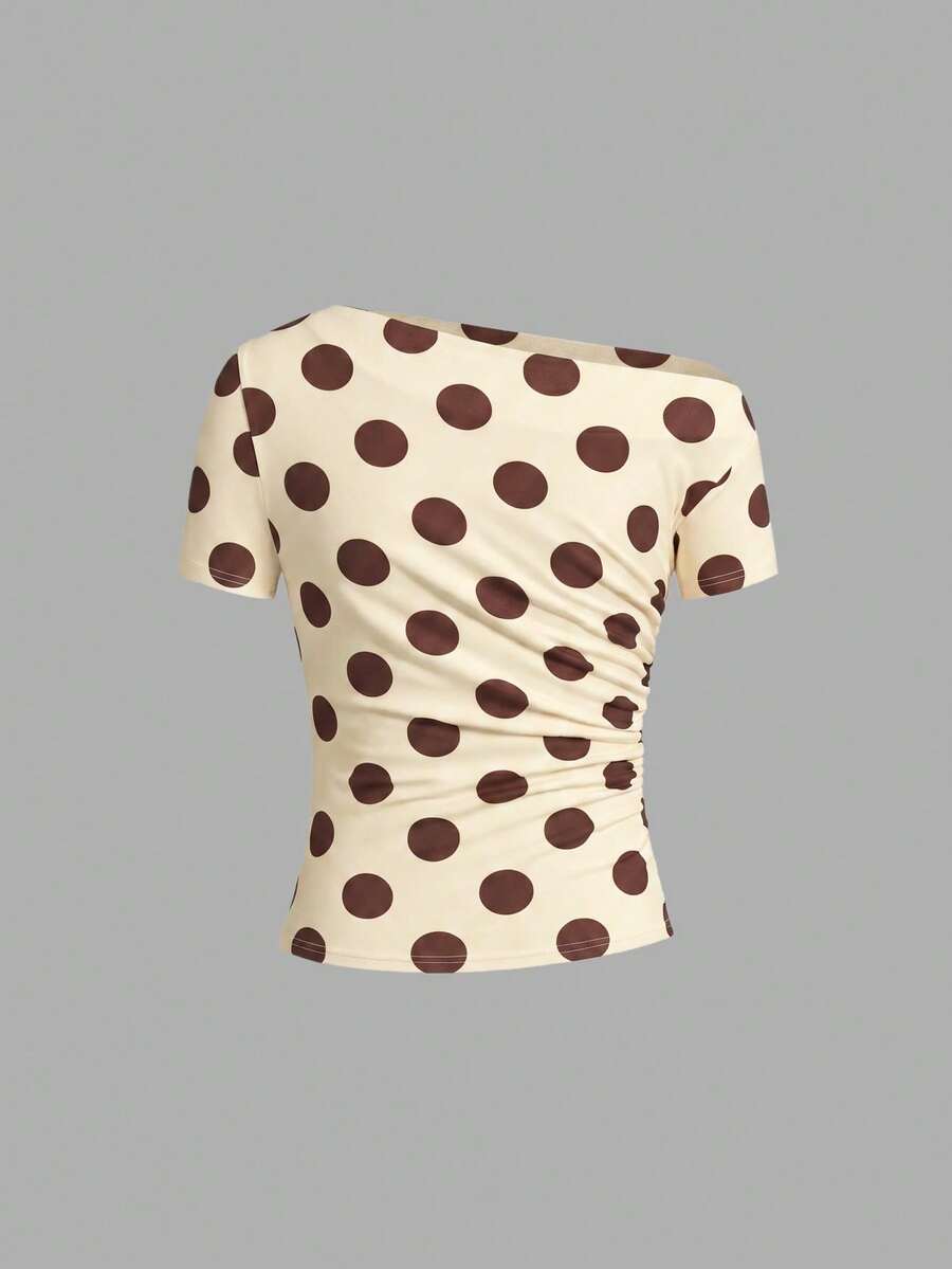Camiseta Feminina Ajustada - Design Assimétrico e Manga Curta