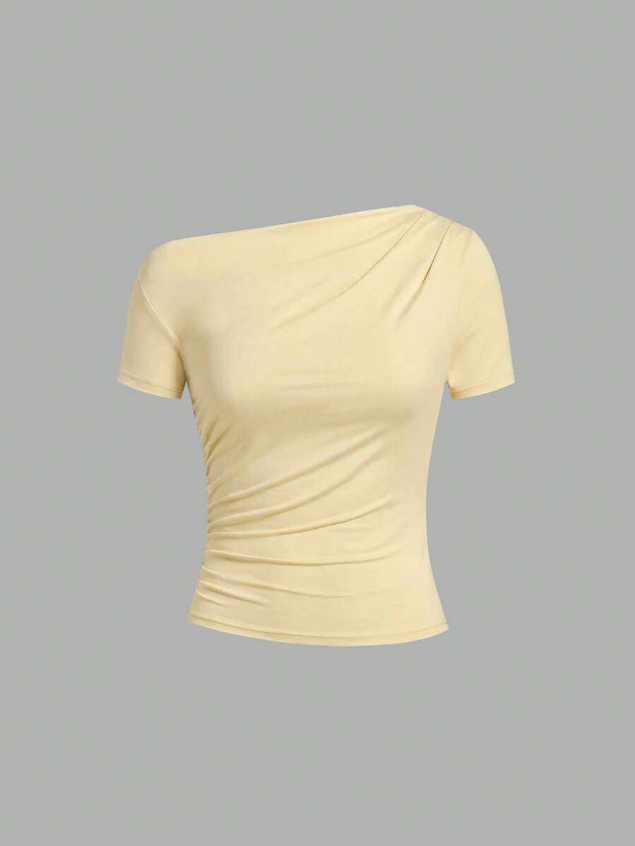 Camiseta Feminina Ajustada - Design Assimétrico e Manga Curta