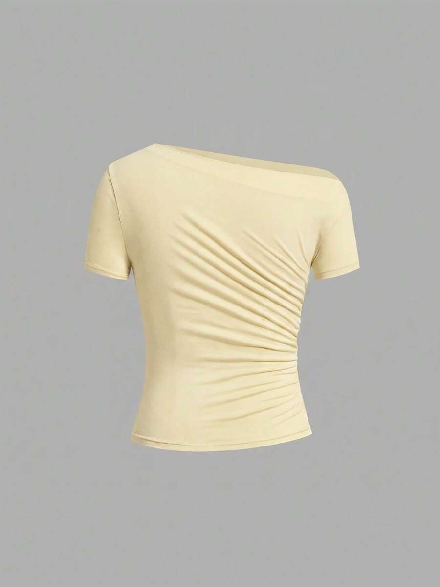 Camiseta Feminina Ajustada - Design Assimétrico e Manga Curta