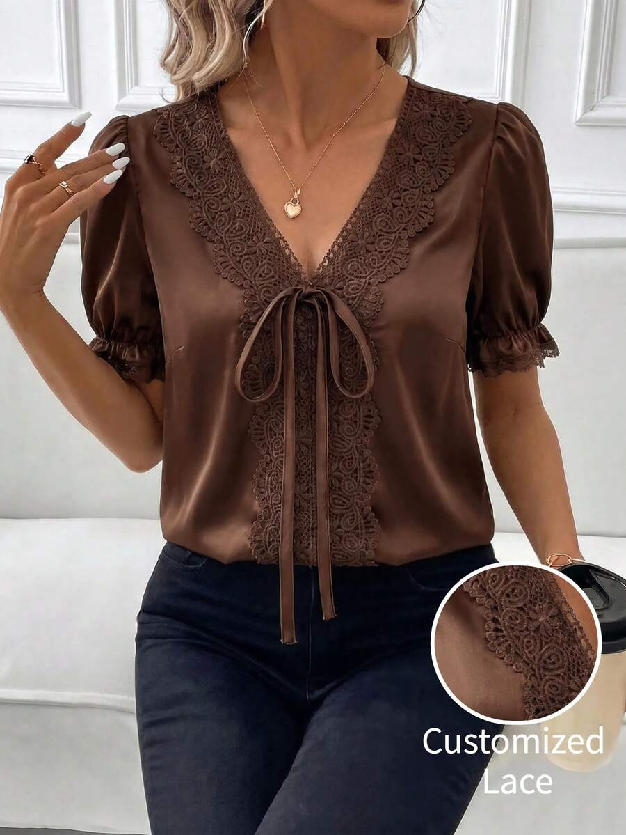 Blusa Casual Elegante - Gola de Renda e Acabamento Franzido