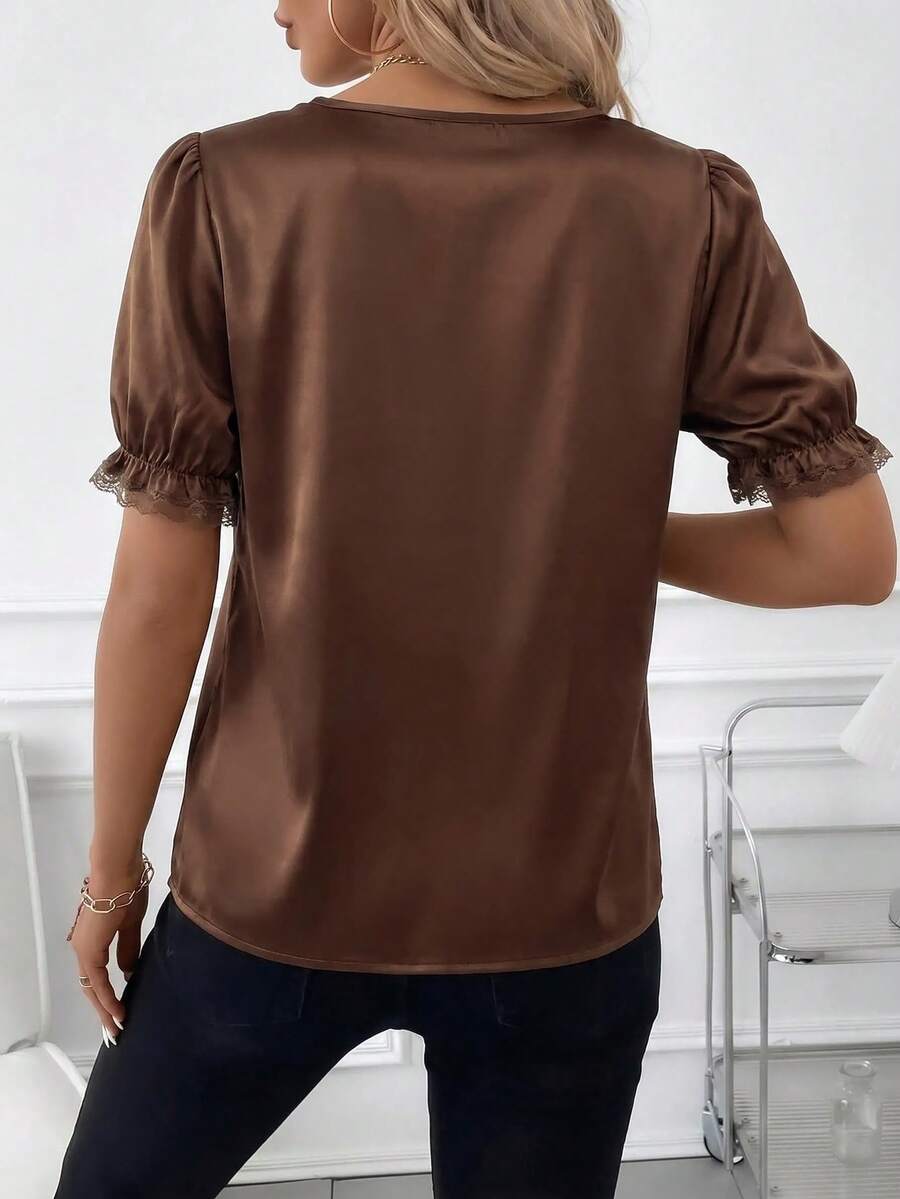 Blusa Casual Elegante - Gola de Renda e Acabamento Franzido