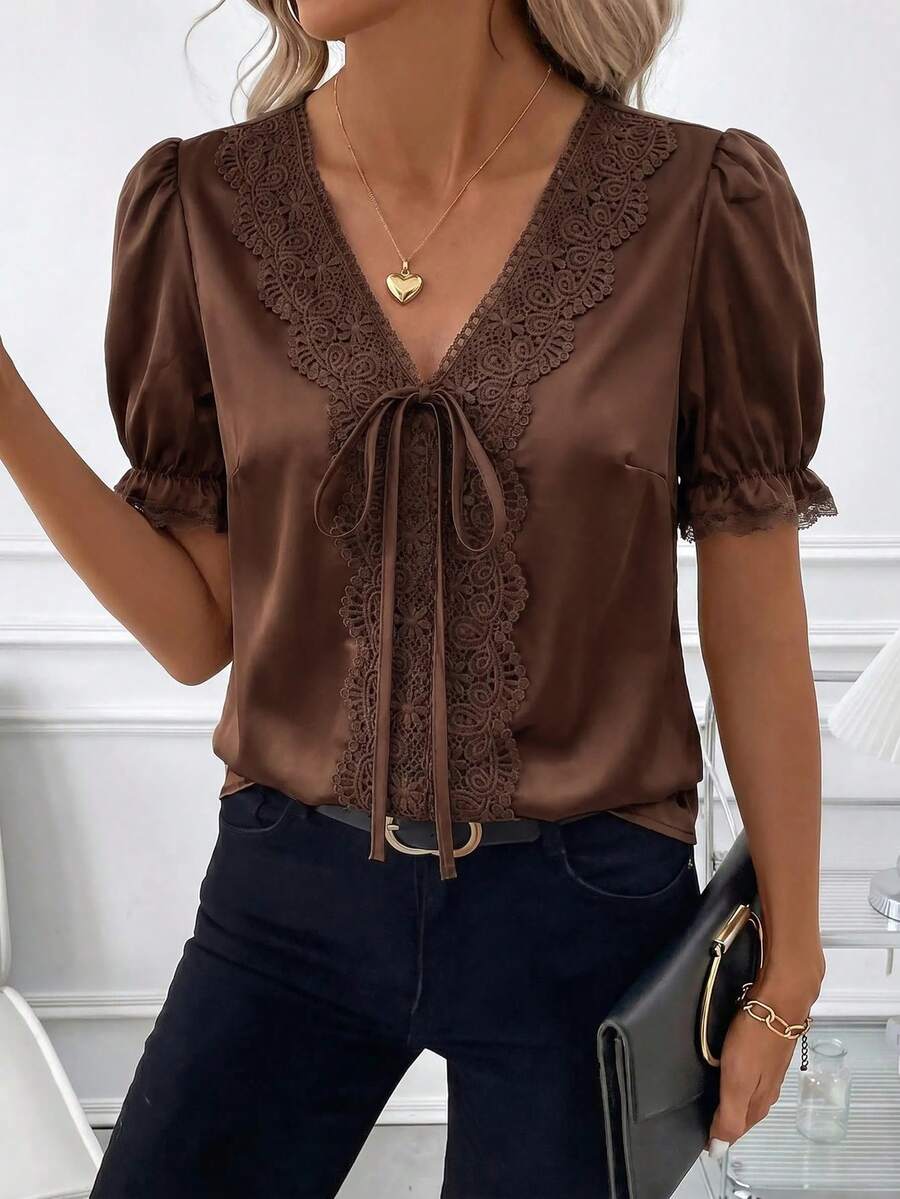 Blusa Casual Elegante - Gola de Renda e Acabamento Franzido