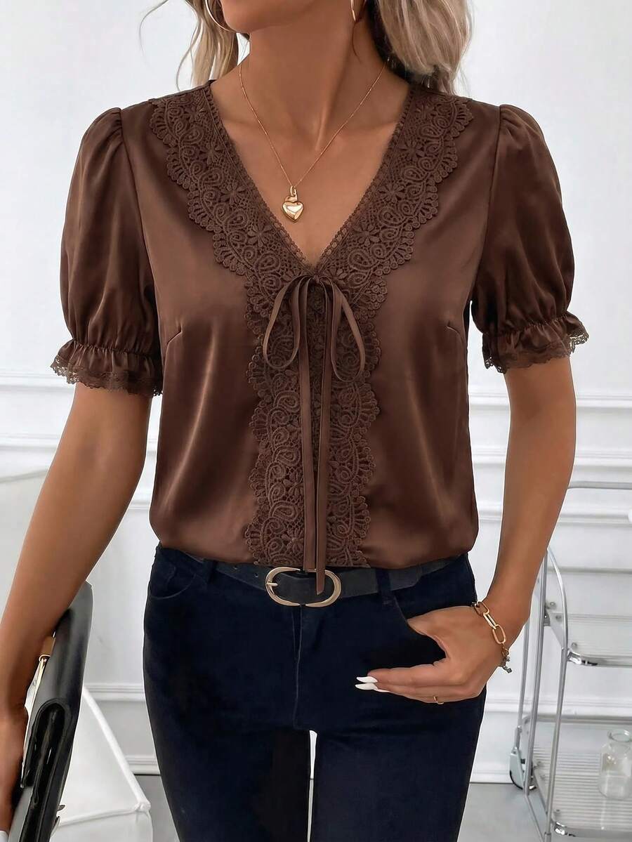 Blusa Casual Elegante - Gola de Renda e Acabamento Franzido