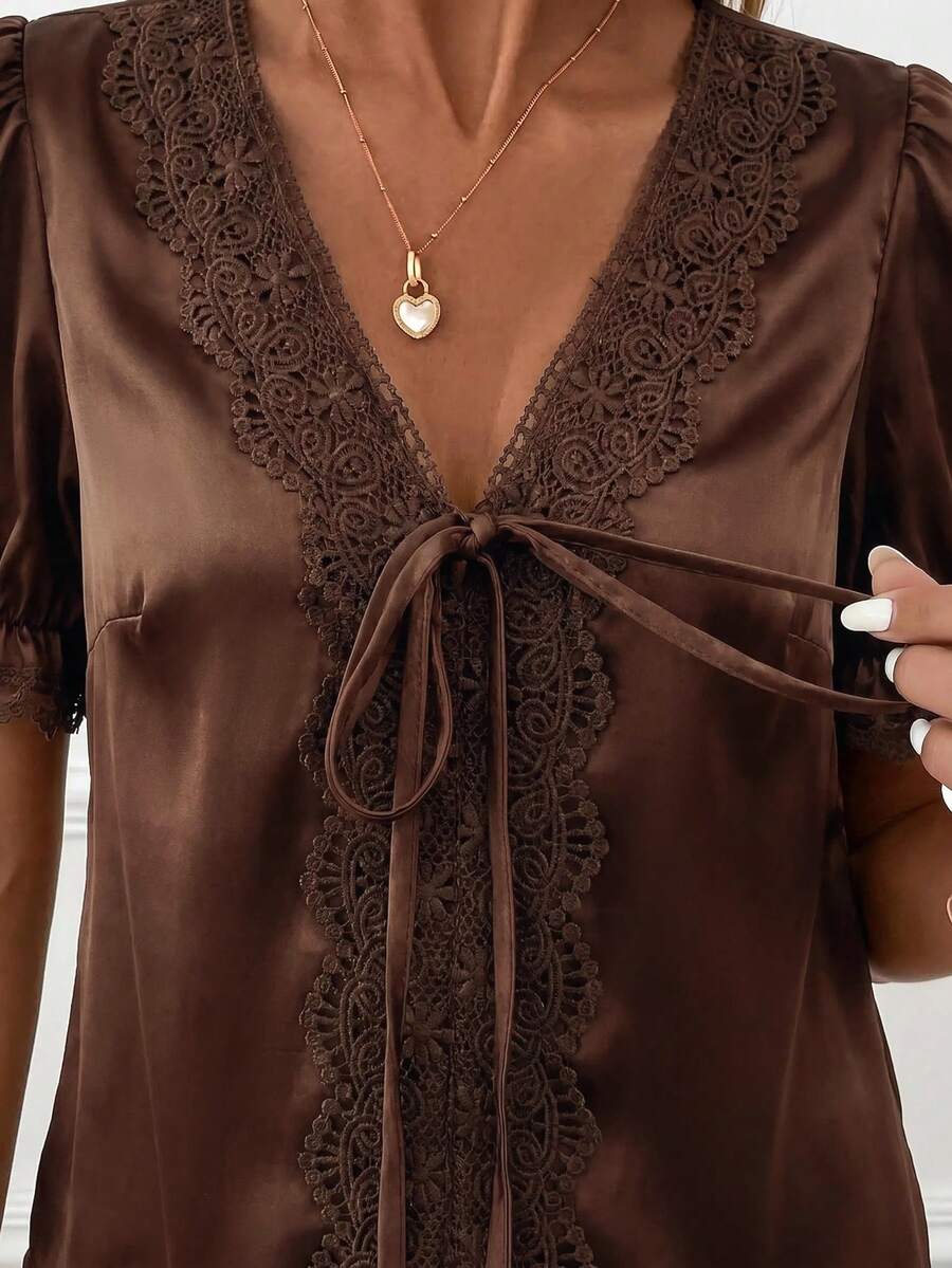 Blusa Casual Elegante - Gola de Renda e Acabamento Franzido