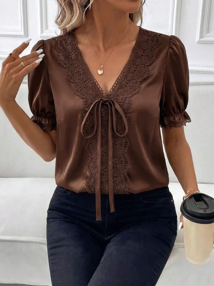 Blusa Casual Elegante - Gola de Renda e Acabamento Franzido