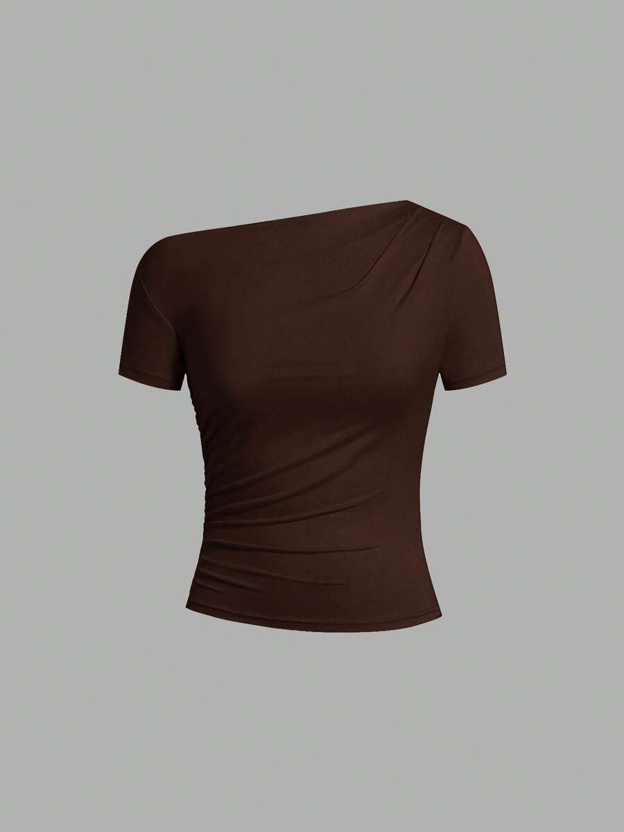 Camiseta Feminina Ajustada - Design Assimétrico e Manga Curta