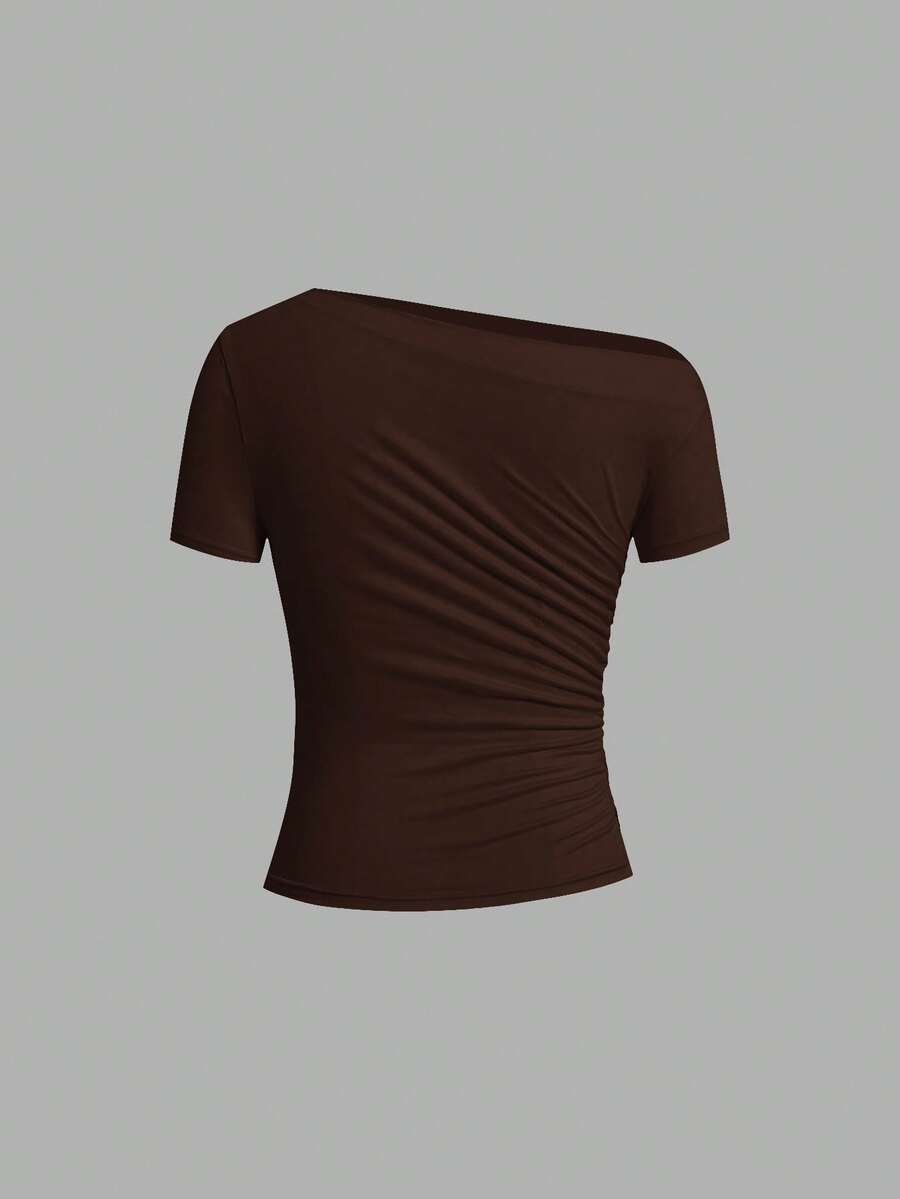 Camiseta Feminina Ajustada - Design Assimétrico e Manga Curta