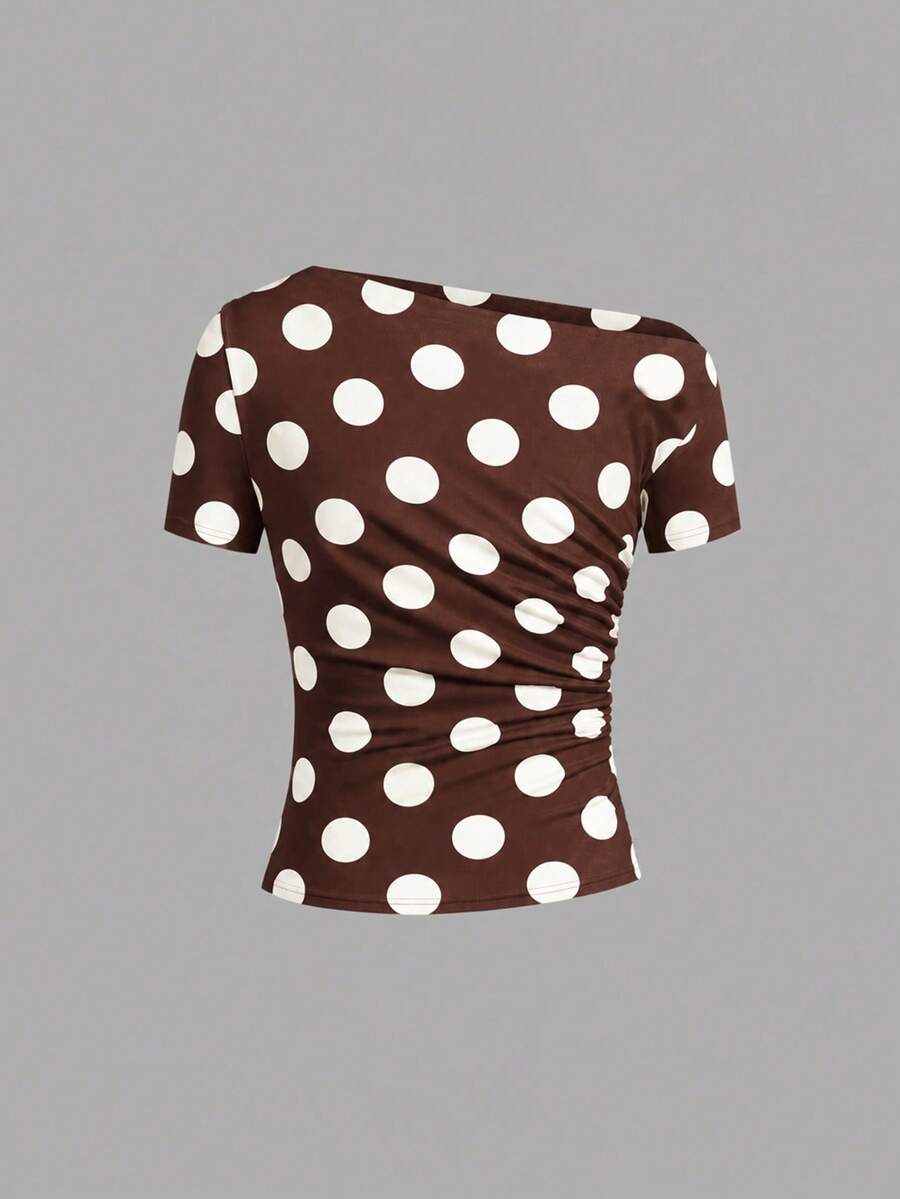 Camiseta Feminina Ajustada - Design Assimétrico e Manga Curta