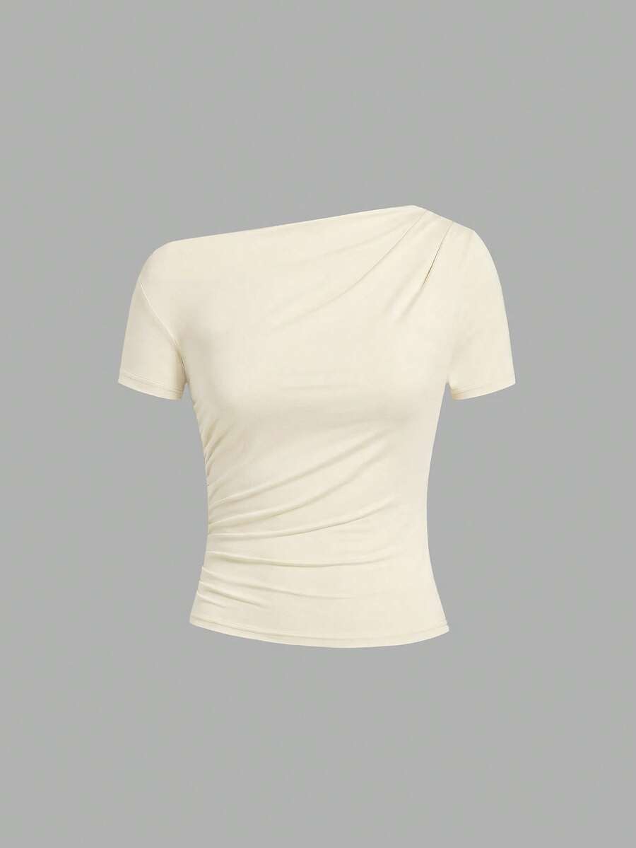 Camiseta Feminina Ajustada - Design Assimétrico e Manga Curta