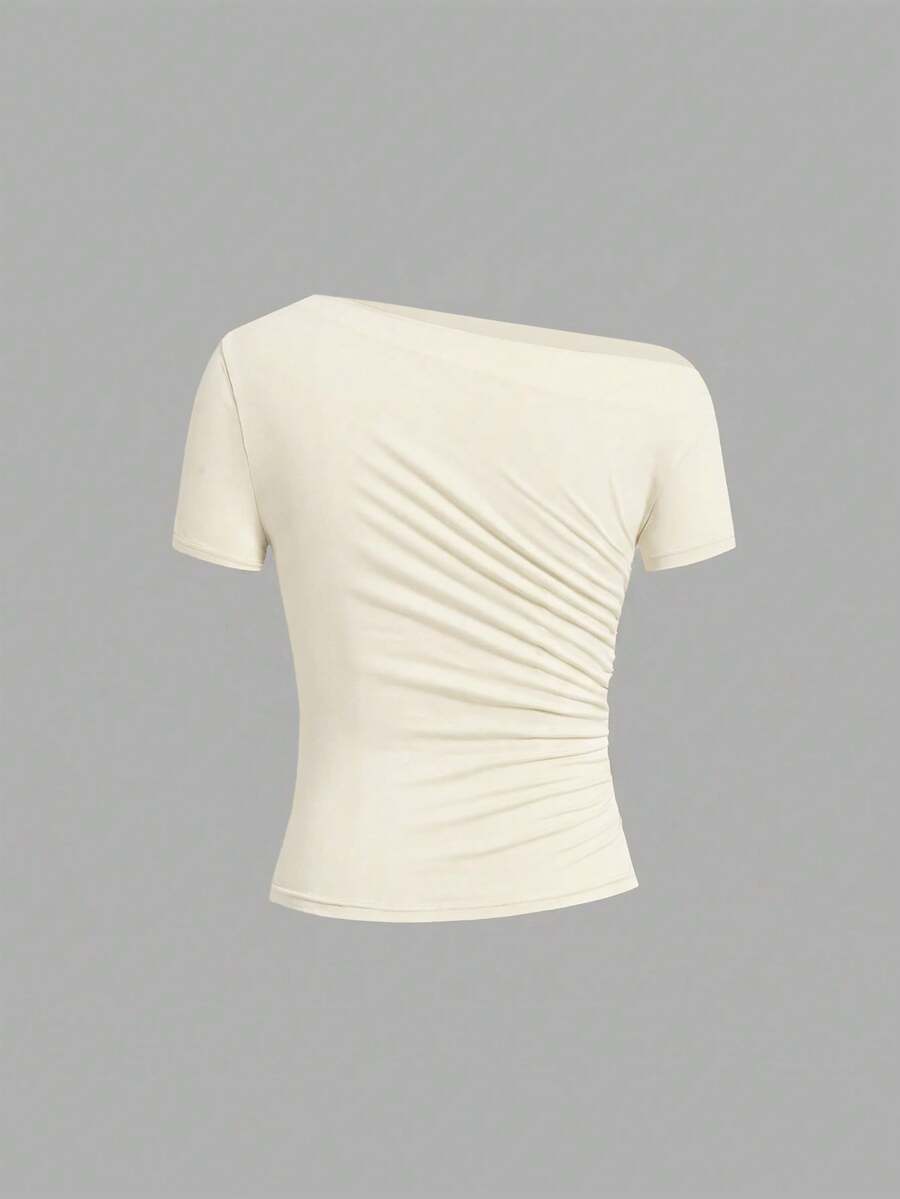 Camiseta Feminina Ajustada - Design Assimétrico e Manga Curta