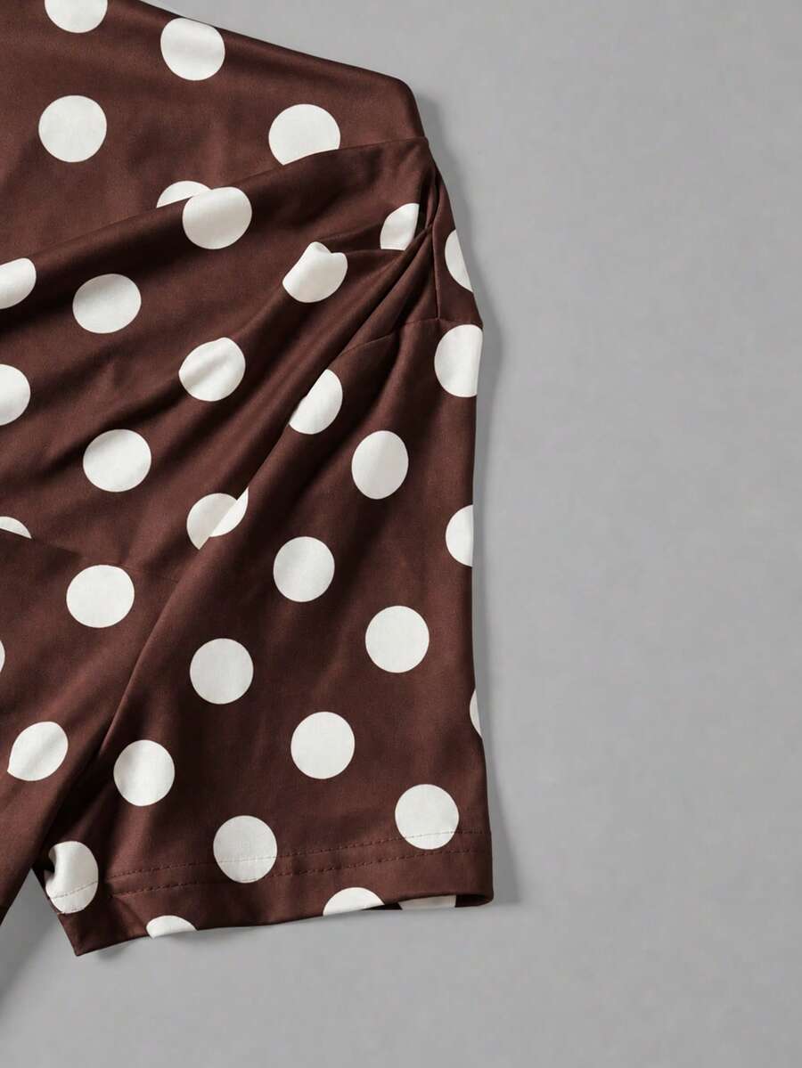 Camiseta Feminina Ajustada - Design Assimétrico e Manga Curta