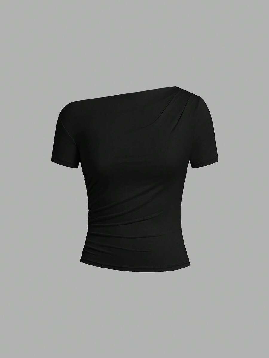 Camiseta Feminina Ajustada - Design Assimétrico e Manga Curta