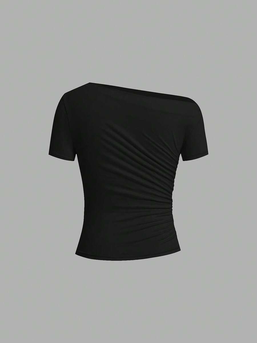 Camiseta Feminina Ajustada - Design Assimétrico e Manga Curta