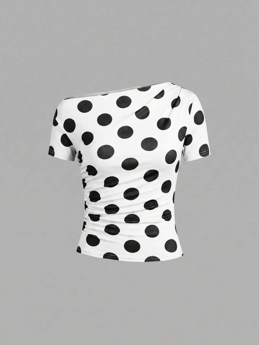 Camiseta Feminina Ajustada - Design Assimétrico e Manga Curta