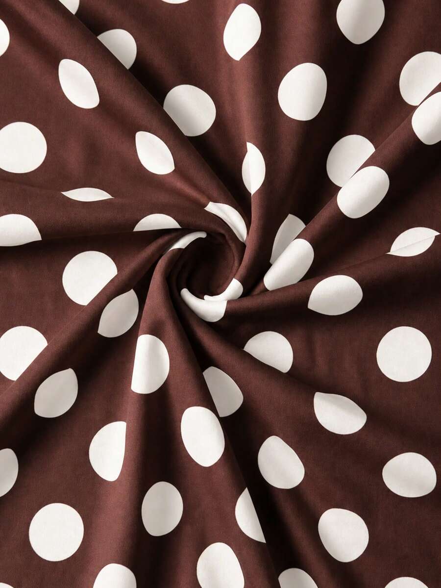 Camiseta Feminina Ajustada - Design Assimétrico e Manga Curta